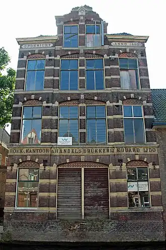 De drukkerij gezien vanaf de overzijde van de Oude Rijn