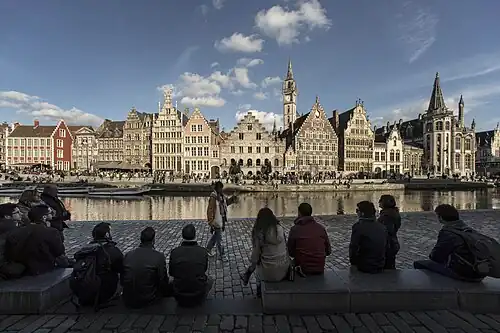 De Korenlei met de Graslei op de achtergrond.