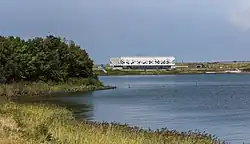Zuidzijde Afsluitdijk met het Wadden Center