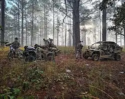 Operators van het KCT tijdens een training in de VS met een KTM 350 EXC, Suzuki KingQuad en Polaris MRZR