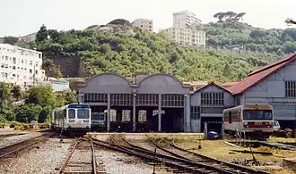 Spoorwegdepot in Bastia, een X 5000 treinstel rechts.