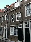 Huis met geverfde rechte gevel