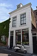 Huis met gepleisterde lijstgevel