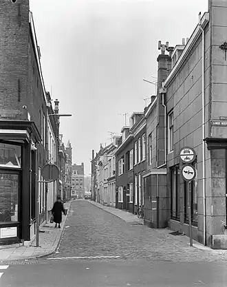 Korte Smeestraat vanuit de Lange Nieuwstraat gezien in 1967