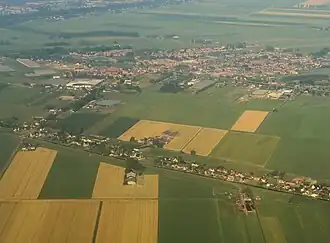 Ter Aar gezien naar het westen. Op de voorgrond Korteraar. Juli 2017