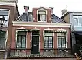 Woonhuis met Neoclassicisme-stijl invloeden