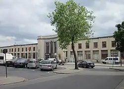 De voorgevel van het station