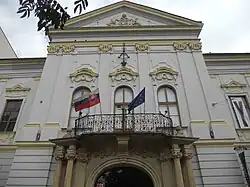 Hoog boven aan de gevel ziet men het wapen van het comitaat Abaúj-Torna, in het centrum van het fronton.