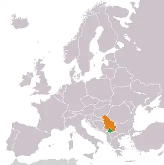 In het ​ groen Kosovo met daarboven in het ​ oranje Servië.