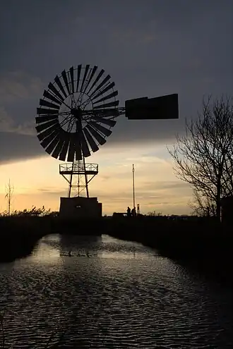 Windmotor Molkwerum tegen de ondergaande zon (nov. 2009)