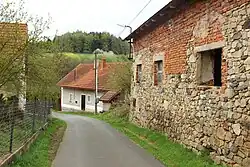 Zijstraat in het dorp (2014)