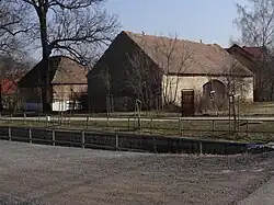 Oude schuur bĳ een huis