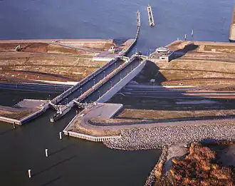 Het naviduct vanuit de lucht gezien (2003). Rechtsonder is het begin te zien van het aansluitende natuureiland