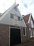 Huis met zadeldak en houten topgevel