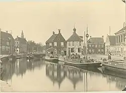 Johannes Gerhardus Kramer (ca. 1885): Voor 't Voormalig Klein Poortje met kades en schepen