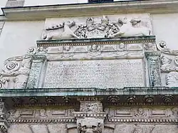 Fronton boven het poortportaal in de westelijke vleugel van het kasteel