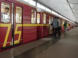De jubileumtrein voor 75 jaar metro in het station op 15 mei 2010