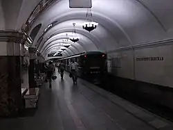 Metrotrein bij vertrek richting Beloroesskaja