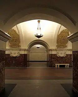 Doorkijk van het ene perron naar het andere en daartussen de middenhal