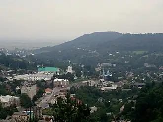 De stad Kremenets aan de voet van het gebergte