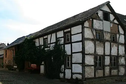 Ietwat vervallen 18e-eeuws vakwerkhuis te Boich