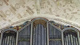 Versieringen aan bovenzijde van de orgelkas