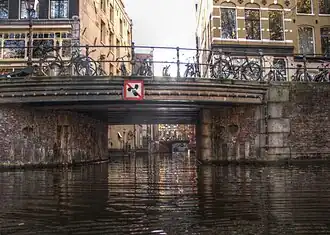 De Krijtbergsluis gezien vanaf het Singel, november 2012. Het bord, A.12 van het Binnenvaartpolitiereglement, geeft aan dat het verboden is voor motorschepen hier in te varen