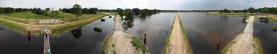 Het kristalbad vanaf de oostelijke uitkijktoren. Het gebied ten noorden van het spoor wordt nog ontwikkeld. Als dit klaar is zullen de bassins om en om gevuld worden.