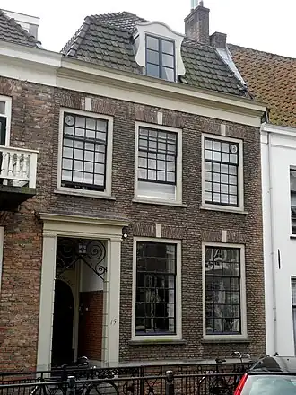 Huis met rechte kroonlijst
