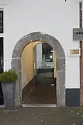 Poortje met gotisch omlijstingsprofiel, in pand nr 13 aanwezig