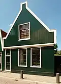 Houten huis met puntgevel