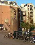 Poorter, sculptuur op brug bij de voormalige Weesperpoort, Amsterdam-Oost.
