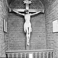 In kerkhofkapel een kruisbeeld