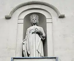 Hoofdportaal beeld Heilige Catharina