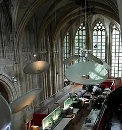 Grote entresol, lichtsculpturen