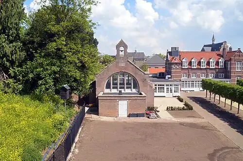 Kruithuis uit 1689. In 1898 tot kapel verbouwd.