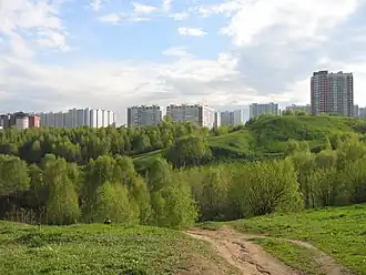 Gezicht op het heuvellandschap met de woongebieden van Krylatskoje op de achtergrond