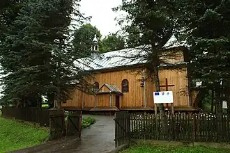 Een houten kerk in Kuźmina