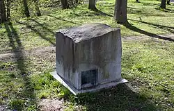 Kunstwerk uit 1990 ter herdenking van de oprichting van de Gastvrijheid Lodge