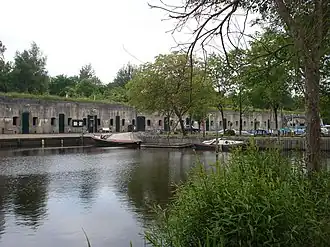 De achterzijde van het fort met schepen in de jachthaven