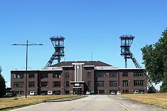 Voorgevel hoofdgebouw steenkoolmijn Houthalen