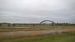 Overzicht complete brug in landschap