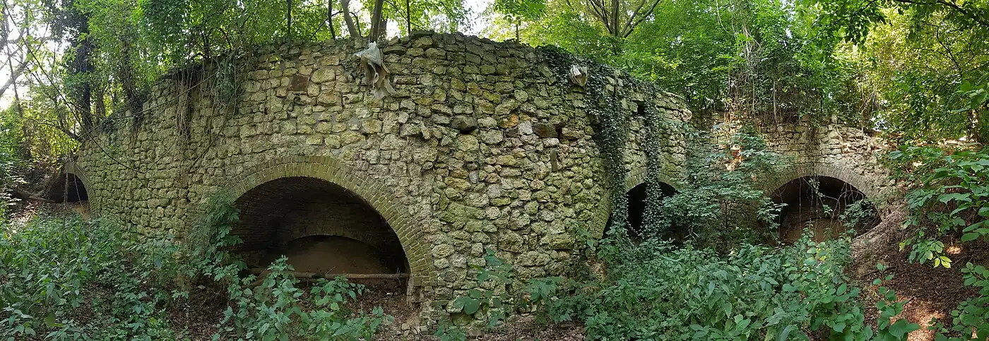 De vier ovenmonden van de kalkoven