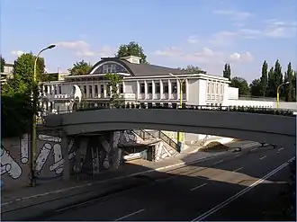 De kunsthal van Košice. Onder de brug ziet men de voormalige bedding van de omgeleide rivier Hornád. Thans is dit een drukke weg met vier rijstroken.