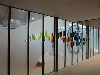 Glaskunstwerk Met de vliegende boeken van Tieman in bibliotheek van TU Delft