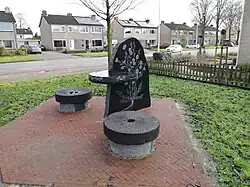 Kunstwerk als aandenken aan de voormalige cichoreifabriek 'Werkmanslust' op de driesprong Zuiderdwarsvaart-Fabriekslaan.