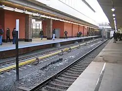 Het perron van lijn 3 richting de stad.