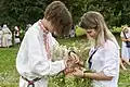 Een krans weven in Belarus voor Ivan Kupala-dag