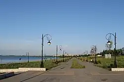 Promenade langs het koelwatermeer vanaf de kerncentrale