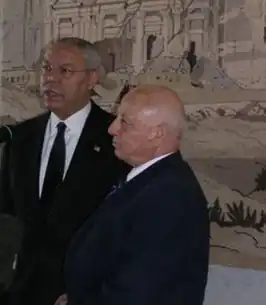 Qurei (rechts) 2004 met Colin Powell
